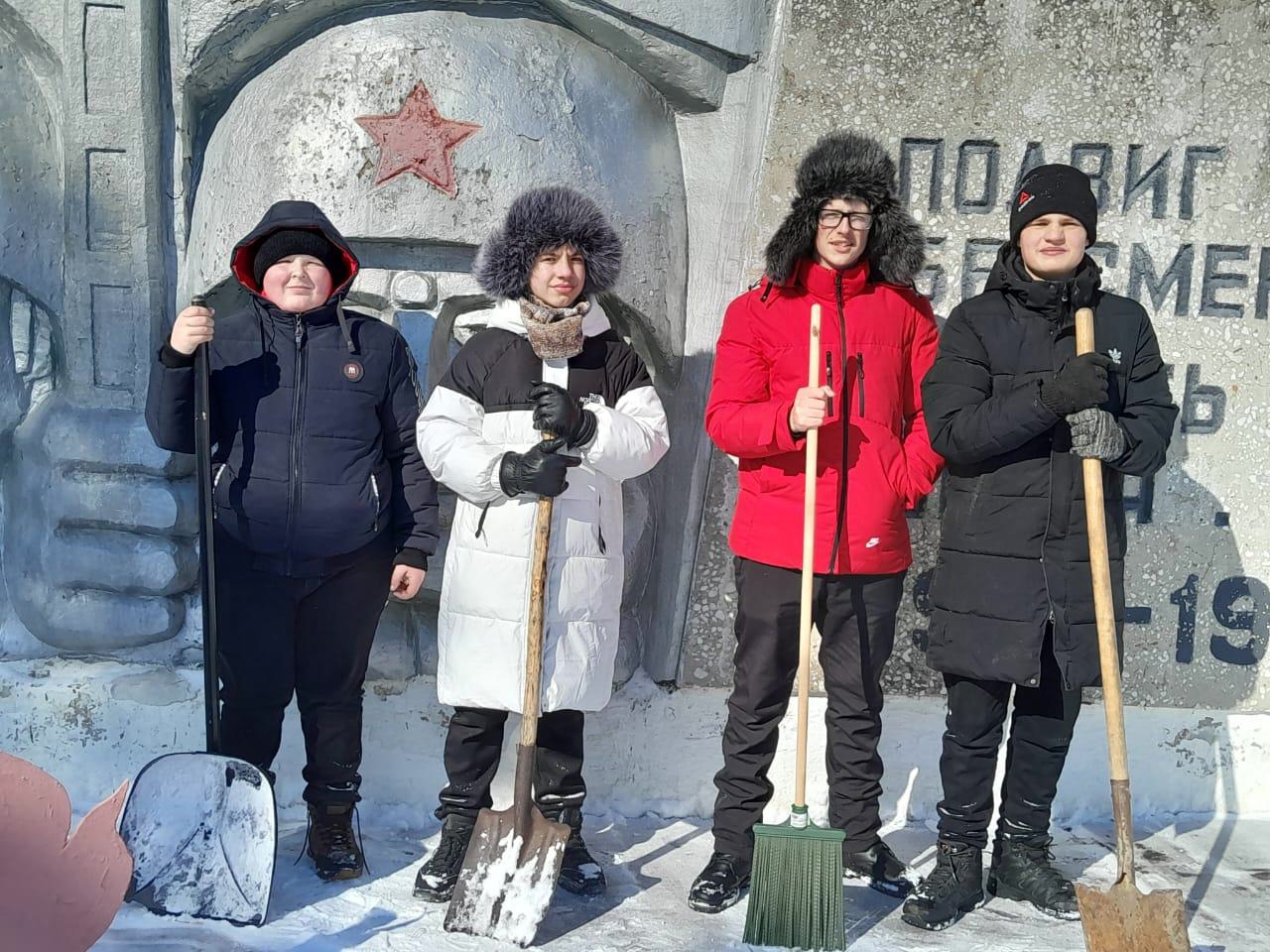 Традиционная акция по уборке снега возле памятника односельчанам, погибшим в годы Великой Отечественной войны.